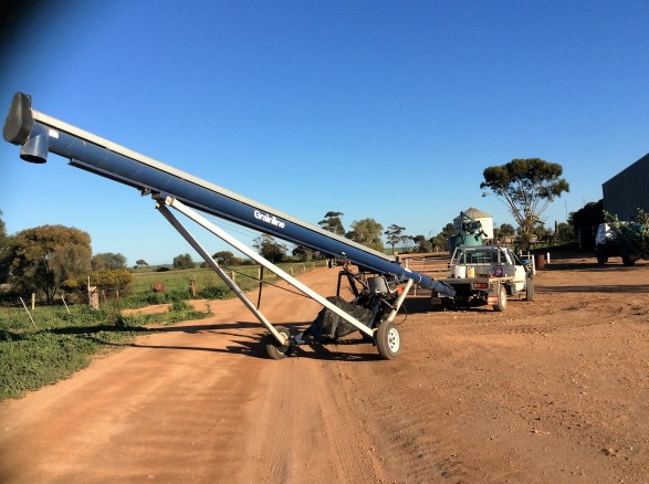 Auger with Easy Hitch